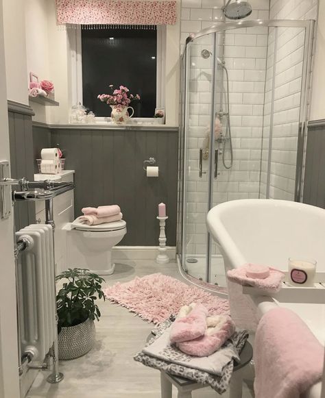 Girly Bathroom, Bad Inspiration, Dream Apartment Decor, Future Apartment Decor, Casa Vintage, Dream House Rooms, Pink Bathroom, Dream Room Inspiration, Dream House Interior