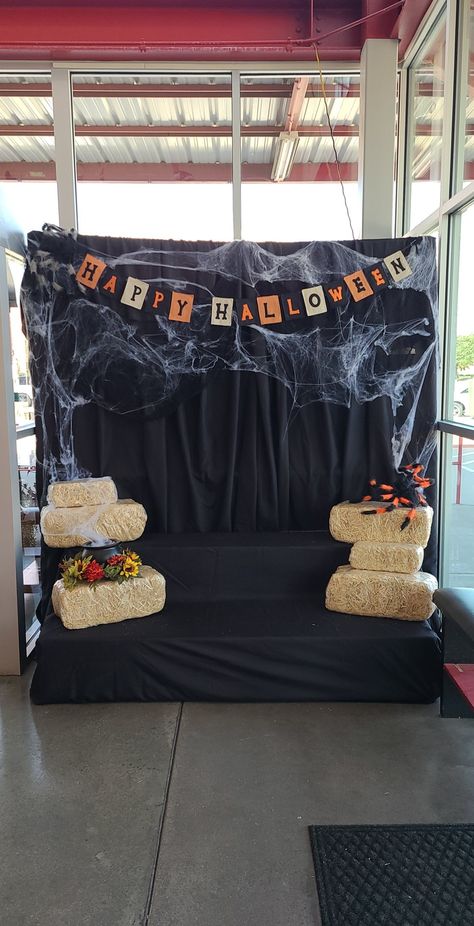 Halloween Decorations In School, Halloween Party Booth Ideas, Halloween Party Picture Wall Ideas, Photo Booth For Halloween, Halloween Carnival Photo Backdrop, Photo Booth Ideas Halloween, Halloween Party Selfie Station, Easy Halloween Photo Booth, Halloween Photo Booth Backdrop Diy