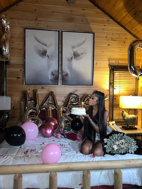 Cabin Trip Black Women, Cabin Birthday Trip, Cabin Birthday Aesthetic, Air Bnb Party, Birthday Cabin Trip, Birthday Trip Aesthetic, Cabin Trip With Friends, Cabin Birthday Party Ideas, Airbnb Birthday Party Ideas