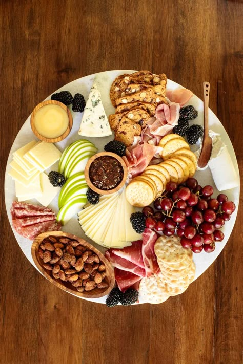 Whether you invite friends for appetizers, want to create an easy pre-dinner nibble or decide to make a meal out of one of these fabulous arrays of deliciousness, here are some tips on how to create a great cheeseboard. #howtomakeacheeseboard #cheeseboarad #easycheeseboard, #tipsformakingacheeseboard, #beautifulcheeseboard Cheese Board Easy, Beautiful Cheese Board, Fall Appetizers, Fall Dinner Party, Appetizer Trays, Dinner Party Menu, Food Boards, Charcuterie And Cheese Board, Fig Jam