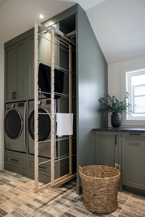 We may hate doing laundry, but these smart laundry room design solutions might just win us over! From smart laundry room layouts, to must-have design features, and the perfect organizing hacks | Home Made by Carmona Utility Room Designs, Stylish Laundry Room, Dream Laundry Room, Laundry Room Layouts, Laundry Design, Mudroom Laundry Room, Laundry Room Renovation, Modern Laundry Rooms, Laundry Ideas