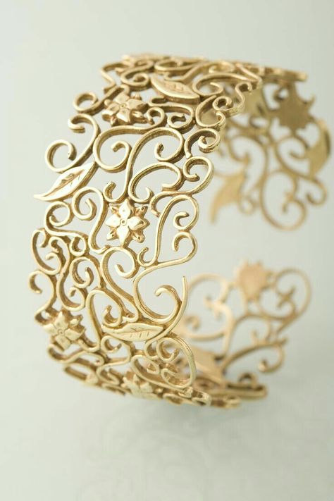 Arm Bracelets Upper, Floral Cuff, Bride Floral, Filigree Bracelet, The Bangles, Arm Bracelets, Jewelry Bracelets Gold, Gold Armband, Pattu Saree