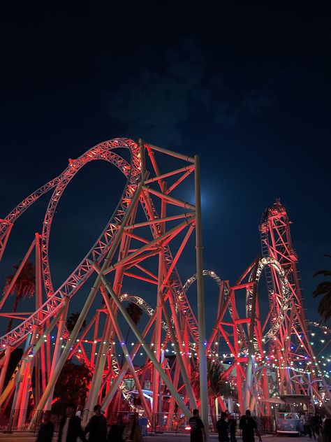 Pink Roller Coaster, Rollacoaster Aesthetic, Knotts Berry Farm Photo Ideas, Carnival Roller Coaster, Roller Coasters At Night, 6 Flags Aesthetic, Roller Coasters Aesthetic, Amusement Parks Aesthetic, Theme Parks Aesthetic