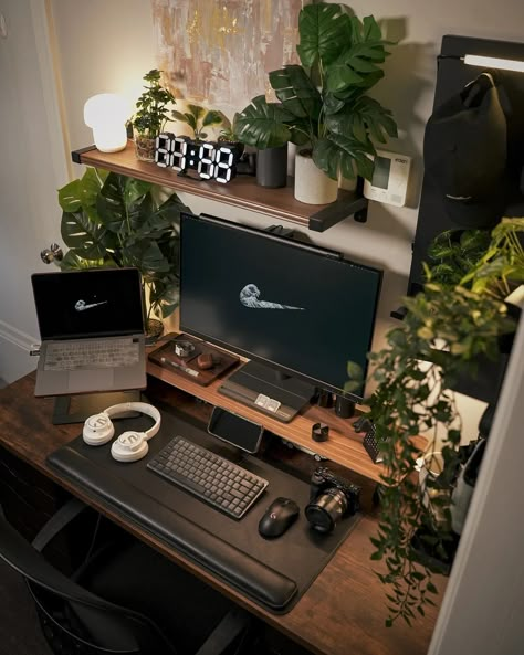 Happy Setup 👨‍💻 📸 @_lifeofsx If you like setup related content follow Us... #mousepad #deskmat #deskgoals #deskdecor #desksituation #officeinspo #officeinspiration #setupinspiration #minimalsetups #workspace #workspacegoals #workspaceinspo #desksetup #desksituation #deskaccessories #deskinspo #workstation #deskinspirationation #homeoffice #whatsonmydesk #designyourworkspace #designyourworkspace #desktour #gamingsetup #workstations #gaming #tech #codingsetup #explore #explorepage Desk Display Ideas, Desk Setup Multiple Monitors, Dark Wood Desk Setup, Gaming Setup Aesthetic Black, Mens Desk Setup, Monitor And Laptop Desk Setup, Dark Academia Gaming Setup, Computer Set Up, Desk Ideas Wood