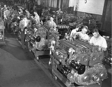 Diesel engines for M4 Sherman tanks, Detroit Arsenal Tank Plant, Warren, Michigan, United States, circa 1944 (Detroit Public Library) Warren Michigan, All My Sons, M4 Sherman, Sherman Tank, Ww2 Photos, Detroit Diesel, Assembly Line, Truck Engine, Machine Shop