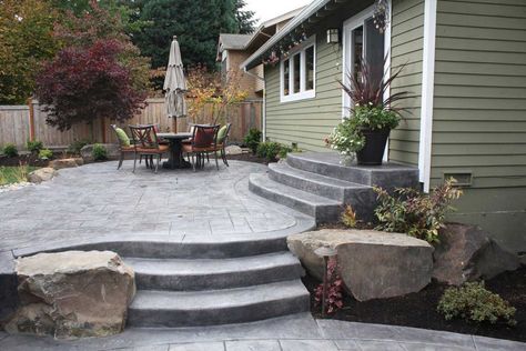 DIY Concrete Patio in 8 Easy Steps | How to pour concrete slab Patio With Steps, Diy Concrete Patio, Concrete Patio Ideas, Concrete Backyard, Design Per Patio, Diy Patio Ideas, Concrete Patio Makeover, Decoration Beton, Cement Patio