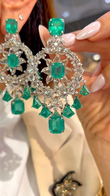 Unique Diamond Earrings, Emerald Green Jewelry, Beautiful Jewelry Diamonds, Bridal Diamond Necklace, Real Diamond Earrings, Kundan Jewellery Bridal, Emerald Diamond Earrings, Real Diamond Necklace, Neck Pieces Jewelry