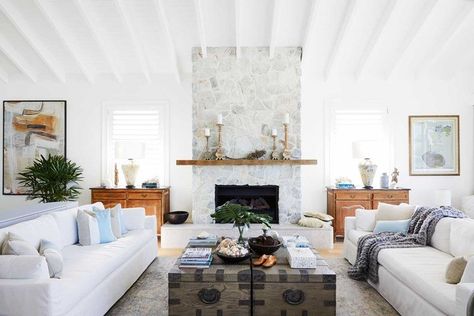 Beach Mantle, Open Space Living Room, Hamptons Interior, Hamptons Style Homes, Furnitur Ruang Keluarga, Paint Tile, Living Room Decoration Ideas, Tile Furniture, Fireplace Designs