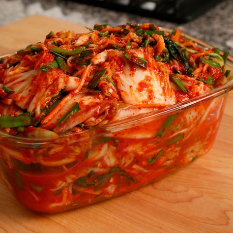 Traditional Kimchi Recipe, Vegan Kimchi Recipe, Vegetarian Kimchi, Maangchi Recipes, Vegan Kimchi, Fermented Kimchi, Kimchi Recipe, Clam Recipes, Korean Recipes