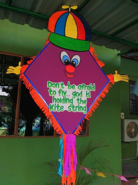 Funny Door Decorations, Kite Making Ideas For Competition, Diy Kite Decorations, Kite Craft, Kite Decoration, Diy Kite, Kites Craft, Kites For Kids, Kite Making