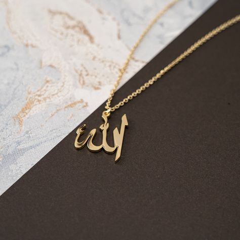 Allah Gold Necklace, Allah Necklace Gold, Allah Necklace, Coran Quotes, Outfit Elegant, Islamic Jewelry, Allah Names, Diamond Education, Medallion Necklace