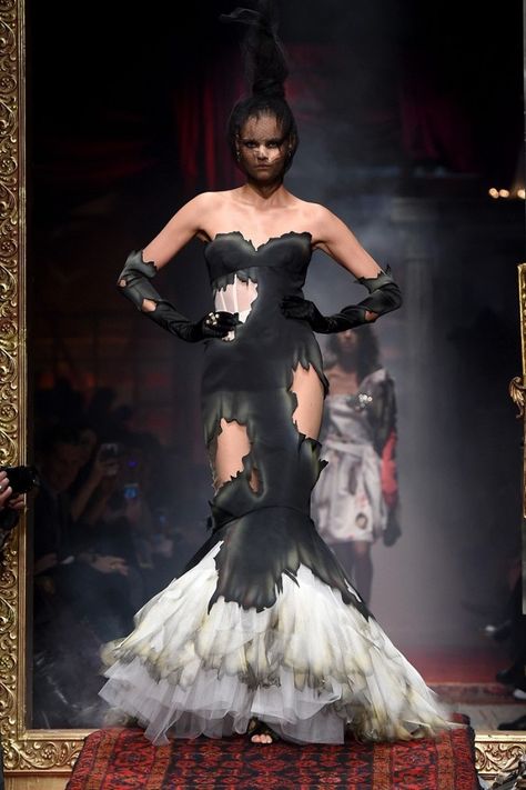 Moschino F/W '16 Horror Couture, Drag Aesthetic, Reawakening Fashion, Dark Siren, Zombie Boy, Milan Fashion Week Runway, Runway Fashion Couture, Fall Winter 2016, Textiles Fashion