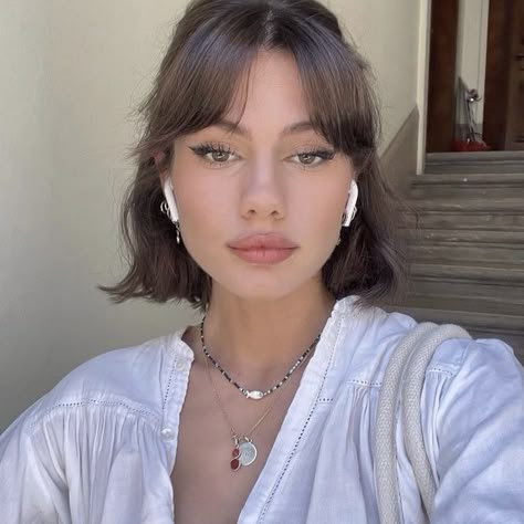 Rambut Brunette, Short Brown Hair, Chin Length Hair, Hair Inspiration Short, Short Straight Hair, Haircuts Straight Hair, Short Hair With Bangs, Short Hair Styles Easy, Short Hair Haircuts