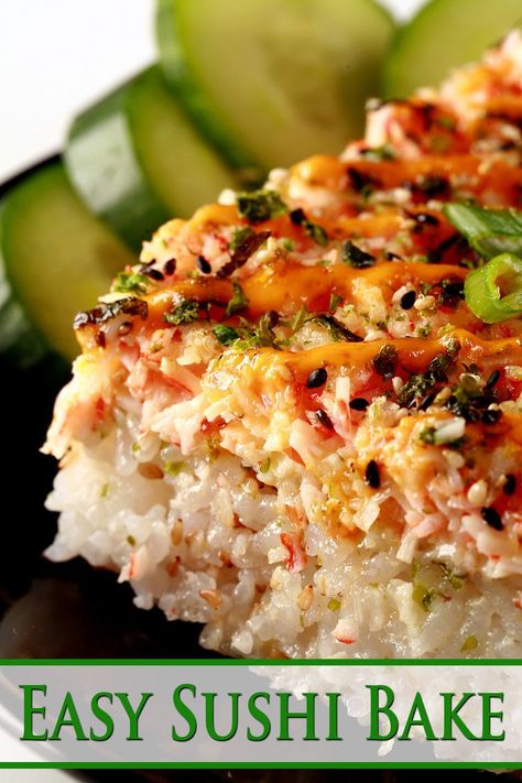 A close up view of a serving of sushi bake. Surimi Sushi, Sushi Casserole, Easy Sushi Bake, Gluten Free Sushi, California Maki, Sushi Bake Recipe, Recipes Sushi, Sushi Recipes Homemade, Maki Roll