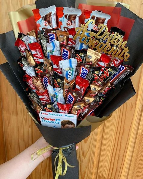 Bouquet Hamper, Cone Bouquet, Chocolate Flowers Bouquet, Chocolate Basket, Chocolate Bouquet Diy, Basketball Homecoming, Candy Bouquet Diy, Chocolate Hampers, Chocolate Gifts Basket