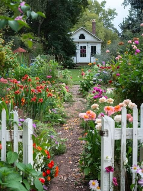 Top 21 English Gardens You'll Fall In Love With Cottage Garden With Picket Fence, Cottage Garden Photos, English Back Garden, English Style Garden Front Yards, English Cottages And Gardens, English Cottage Garden Aesthetic, Countryside Garden Ideas, English Garden Fence Ideas, English Cottage Garden Front Yard