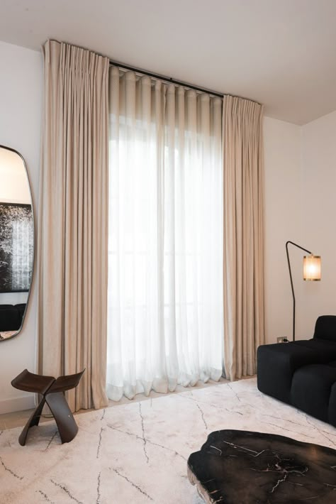 Beige Curtains Living Room, Gold Curtains Living Room, Window Curtain Designs, Curtains Style, Curtains Living Room Modern, Curtain Styles, Interior Design Per La Casa, Living Room Decor Curtains, Large Window