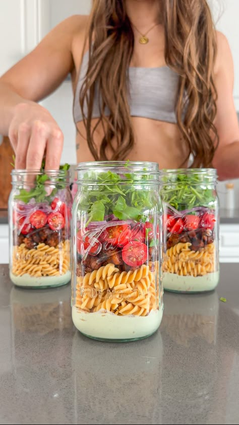 BLT Pasta Salad Jars - That Vegan Babe Pasta Salad In A Jar, Crispy Tempeh, Mason Jar Meal Prep, Vegan Blt, Mason Jar Lunch, Salad Jars, Blt Pasta Salad, Salad Jar Recipe, Mayo Dressing