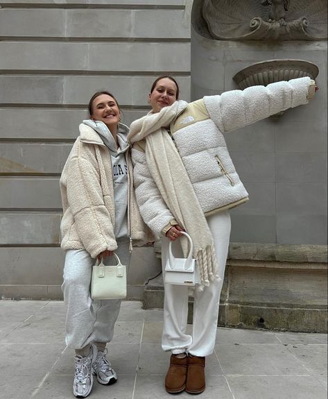 Big White Jacket Outfit, Puffer Jacket Outfit Biege, White Puffer Outfit Winter, Cream Puffer Jacket Outfit Winter, Chunky Jacket Outfit, White Padded Jacket Outfit, White Oversized Jacket Outfit, Elegant Puffer Jacket, Creme Puffer Jacket Outfits