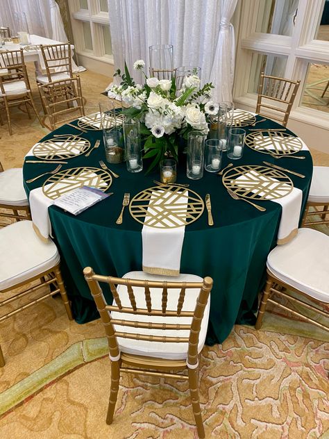 Emerald Themed Party, Green Wedding Set Up, Emerald Green And Silver Decorations, Green Themed Table Setting, Quinceanera Table Decorations Green, Green Gold Silver Party Decorations, Green Decor For Wedding, Emerald Table Cloth Wedding, Green And Gold Gala Decor