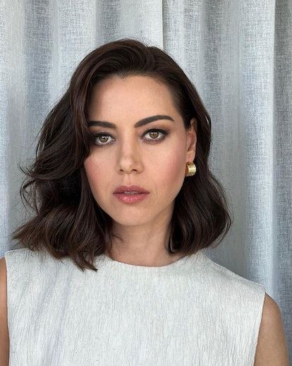 Shoulder Length Glam Hair Styles, Aubry Plaza Hair, America Ferrera Hair Short, Holiday Style 2023, Bridal Hairstyles For Medium Length Hair, French Bob Thick Hair, Soft Bob Haircut, Midi Bob, Style Shoulder Length Hair