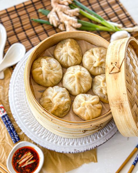 Looking for a truly magical culinary experience? Look no further than homemade vegan/vegetarian soup dumplings or xiaolongbao ! These delicious dumplings are not commonly found in restaurants, making them a rare treat that's worth learning to make yourself. I have actually never been able to try th Vegetarian Dumpling Soup, Vegetarian Dumpling, Soup Dumpling, Vegan Dumplings, Big Snacks, Homemade Tofu, Tofu Soup, Soup Dumplings, Dumplings For Soup