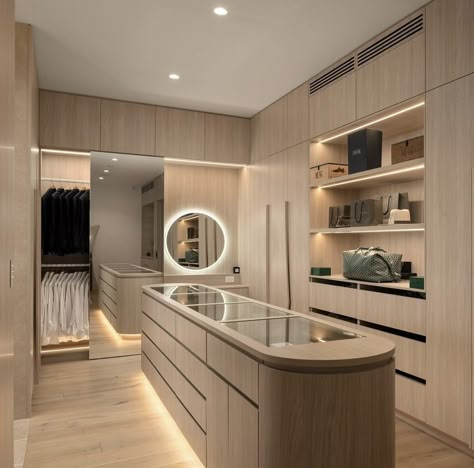 Make Up Room Design Interiors, Minimalis House Interior, Dream Vanity Room, Master Closet Ideas Walk In His And Hers, Minimalist Dressing Room, Mini Walk In Closet, Dress Room Design, Bedroom Walk In Closet Ideas, Japandi Closet