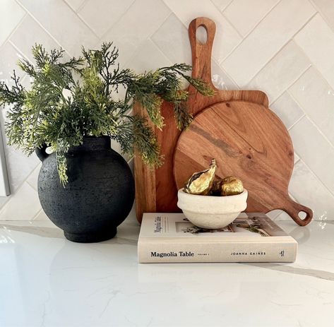 Fruit Kitchen Display, Black Vase Kitchen Island, Wood Board Kitchen Decor, Kitchen Paddle Board Decor, Picture On Kitchen Counter, Kitchen Decor Black And Wood, Kitchen Organic Modern Decor, How To Style Decorative Bowls, Kitchen Decor Modern Luxury