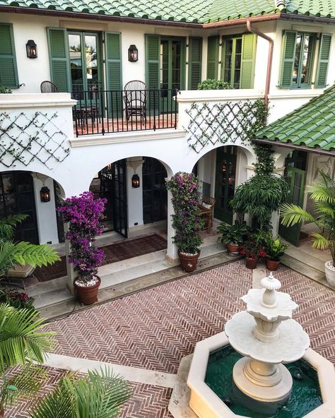 I’m a big fan of courtyards -- especially when they’re accented by glazed green roof tiles. Vintage Spanish Style Homes, Spanish House Interior, Spanish House Exterior, Boho Glam Home, Hacienda Homes, Hacienda Style Homes, Mexico House, Mexican Home, Spanish Style Home