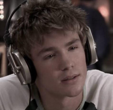 90s White Boys, Trying Not To Laugh Face, Young Chad Michael Murray, Chad Michael Murray 90s, Headphones Grunge, 2000s Actors, Boys Celebrity, Grunge Acubi, Tristan Dugray