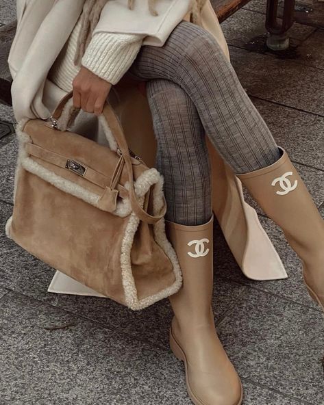 6 Stylish Shearling Bag Alternatives to the Hermès Teddy Kelly Chanel Rain Boots, Purse Outfit, Chanel Boots, Winter Bags, Winter Outfit Inspiration, Kelly Bag, Fancy Bags, Big Bags, Classic Outfits