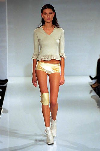 Chic Mini Silk Skirt, 90's Mini Skirts, 90s Fashion Skirts Mini, Silk Shorts Outfit, Early 2000s Fashion Mini Skirts, Miniskirt Fashion Runway, Catwalk Models, Gold Shorts, Body Outfit