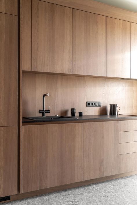 A modern wood kitchen with hardware-free cabinets, a dark countertop, and an integrated fridge and dishwasher. Wood Bedside Table, Interior Minimalista, Shower Niche, Built In Furniture, Minimalist Interior Design, Upholstered Bed Frame, Bathroom Layout, Free Standing Bath Tub, Wood Kitchen