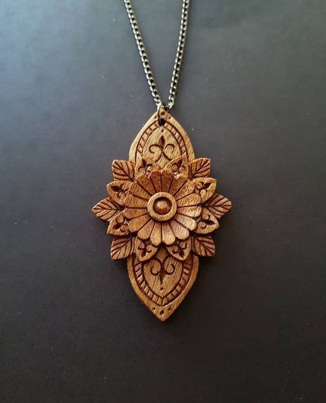 Wood Jewelry Diy, Hand Carved Jewelry, Wood Spoon Carving, Wood Carving For Beginners, Mandala Jewelry, Laser Engraved Ideas, Dremel Wood Carving, Jewelry Illustration, Wood Keychain