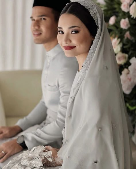 Melayu Wedding, Malay Wedding Dress, Muslim Wedding Photos, Baju Kahwin, Nikah Outfit, Muslimah Wedding Dress, Muslimah Wedding, Korean Wedding Photography, Foto Wedding