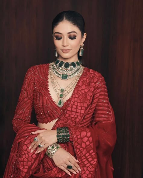 Red Lehanga Outfits Bridal, Red Gown Makeup Look, Shaadi Lehenga, Chikankari Blouse, Sangeet Dress, Green Emerald Jewelry, Bridal Choli, Mekhela Chador, Powerful Goddess