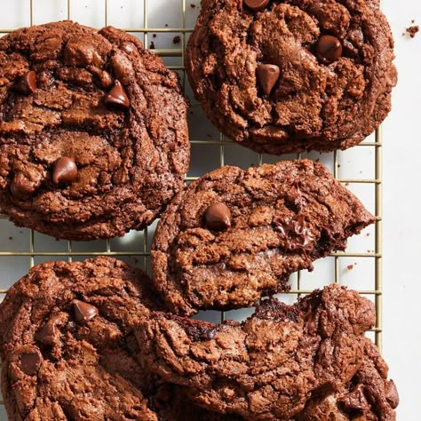 Get the Best of Both Desserts with Joanna Gaines' Brownie Cookie Recipe Joanna Gaines Chocolate Chip Cookies, Banana Foster Pancakes, Brownie Cookie Recipe, Bourbon Party, Magnolia Recipes, Magnolia Table Recipes, Joanna Gaines Recipes, Silos Baking Co, Chocolate Brownie Cookies