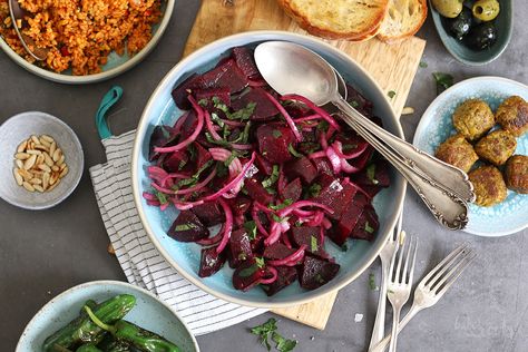 سلطة البنجر, Red Beets Salad, Cilantro Salad, Smoked Salmon Salad, Vegetarian Salad, Mushroom Salad, Vegetarian Salad Recipes, Red Onion Salad, Beetroot Salad