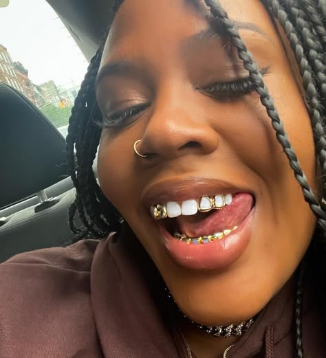 Tooth Grill Aesthetic, Grills Teeth Aesthetic, Fangs Grillz Women, Grillz Teeth Female, White Teeth Aesthetic, Female Grills, Gap Grillz, Girls With Grills, Gold Tooth Cap