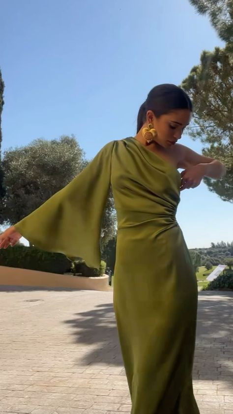 Formal Wedding Guest Dress Green, Long Sleeve Guest Wedding Dress, Fancy Wedding Dresses Guest, Olive Green Dress Wedding, Fall Formal Dresses Wedding Guest, Weeding Dress Outfits Women, Olive Wedding Dress, Green Dress Wedding Guest, Olive Green Dress Outfit