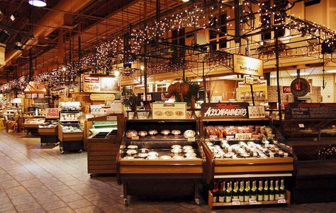 Wegmans provides a strong esthetic experience in comparison to other common grocery stores like Walmart and Aldis. The brilliant lighting and wooden aesthetic throughout the entirety of store gives it a higher sense of class. Deli Design, Rib Sauce, Grocery Market, Grocery Store Design, Supermarket Design, Free Groceries, Farm Food, Prepared Food, Organic Farm