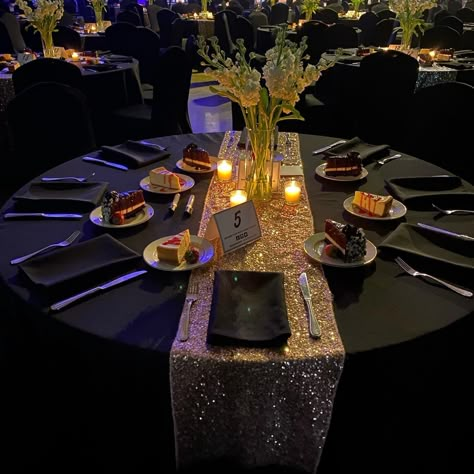 Jazz Night Decorations, Centerpieces For Awards Banquet, Met Gala Table Decor, Black Gold Silver Party Decorations Table, Black And Gold Gala Dinner Decor, Prom Dinner Decoration Ideas, Luxury Prom Theme, Prom Table Decor, Gala Decor Ideas