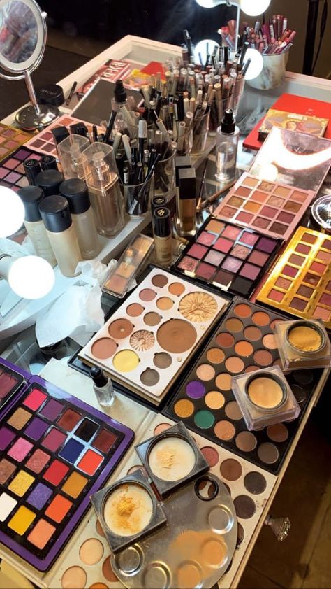 Make Up Artist Aesthetic, Mua Aesthetic, Dollar Store Makeup, Makeup Artist Aesthetic, Makeup Artist Career, Makeup Artist Kit Essentials, Makeup Artist Working, Makeup Artist Supplies, Makeup Collection Goals