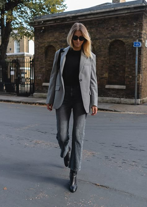 Emma Hill Autumn style. Grey blazer, black cashmere sweater, grey cropped kick flare jeans, black Celine Sea Sangle bag Cute Hairstylist Outfits, Short Coat Outfit, Grey Blazer Women, Grey Blazer Outfit, Jeans Blazer Outfit, Grey Jeans Outfit, Emma Hill, Jeans Outfit For Work, Blazers Casual