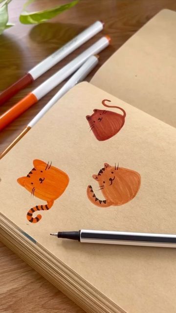 NotebookTherapy.com | bujo 💕 on Instagram: "3 ways to draw cute little cats 🐱🧡 save for inspo! lovely ideas from @nasbid_m 😍 #notebooktherapy - Shop our 160GSM bujos, tracker stamps, brush pens, metallic paints, mildliners, microns, stickers and more on our store: link in bio @notebook_therapy 🌙or visit www.notebooktherapy.com 💗 #howtodraw #easydrawing #doodle #artreels" Cute Little Cats, Pen Doodles, Brush Pen Art, Draw Cute, Pen Art Drawings, Brush Drawing, Cute Sketches, Brush Pens, Pen Sketch