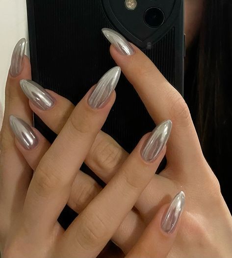 Minimalist Holiday Nails, Chrome Nails Silver, Nail Design 2023, Silver Chrome Nails, Chrome Nail Designs, Winter Nails Christmas, Nye Nails, Silver Nail Designs, Designs For Short Nails