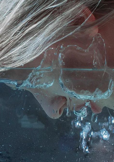 Underwater Bubbles, Underwater Portrait, Mermaid Photography, Underwater Painting, Green Knight, Colors And Emotions, Water Photography, Water Art, Under Water