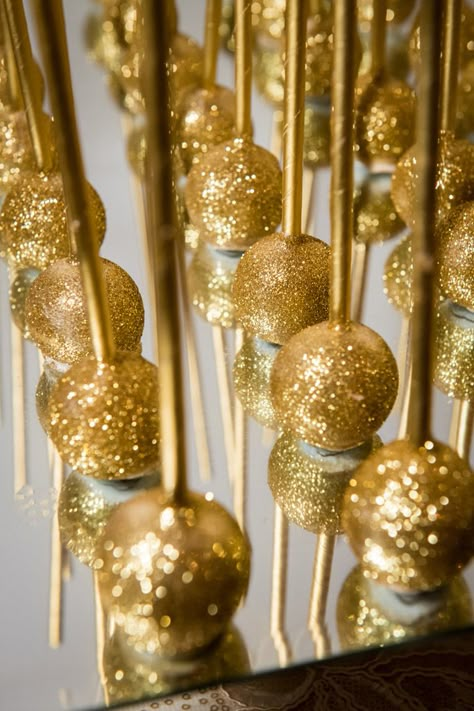 Cake Table Decorations Wedding, Gold Glitter Wedding Cake, Glitter Cake Pops, Glitter Wedding Cake, Golden Bday, Golden Birthday Parties, Golden Party, Gold Glitter Wedding, Wedding Cake Pops