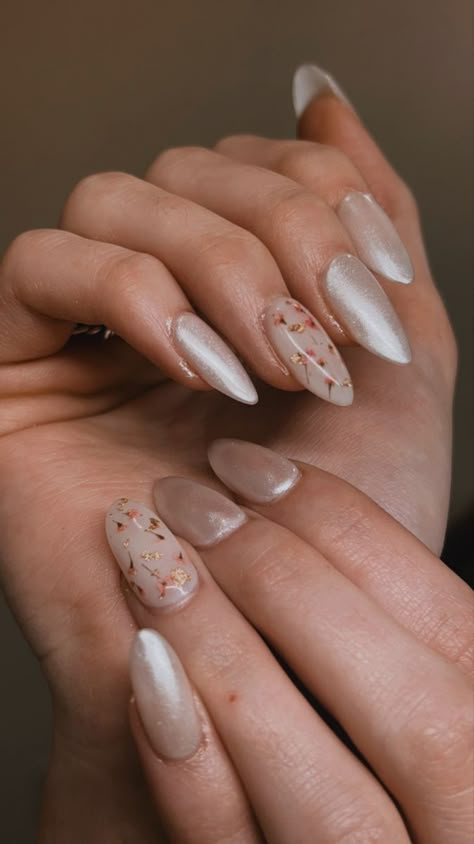 Nail Design With Dried Flowers, Gold Flake Pedicure, Pearl Nails With Flowers, Chrome Nails With Gold Flakes, Nude Spring Nails With Flowers, Flower Nails With Gold Flakes, Wedding Nails Dried Flowers, Spring Nails With Dried Flowers, Pearl And Flower Nails