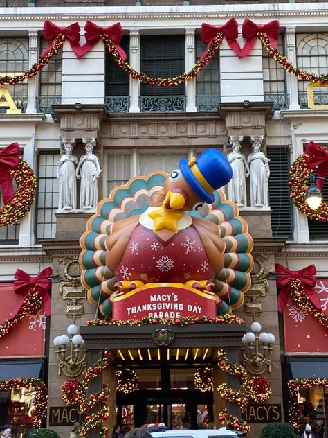 New York Aesthetic November, Macy’s Thanksgiving Day Parade Aesthetic, November Thanksgiving Aesthetic, Thanksgiving Asthetic Picture, Thanksgiving Decorations Aesthetic, Thanksgiving Day Aesthetic, Thanksgiving Aesthetic Photography, Macy Thanksgiving Day Parade, Nostalgic Thanksgiving